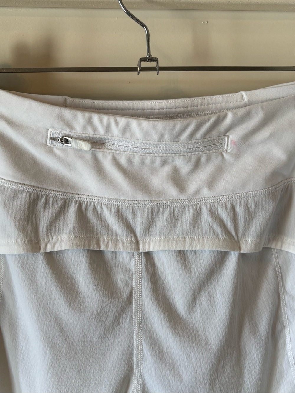 Lululemon sz 10 Women’s White Athletic lightweight Shorts w/ pockets - Picture 4 of 8